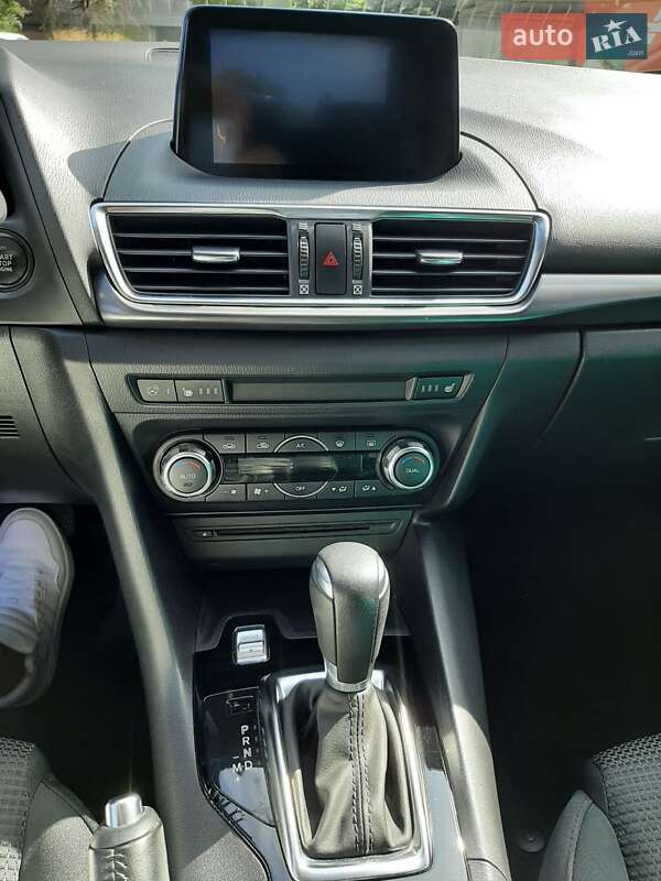 Седан Mazda 3 2016 в Киеве