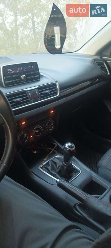 Седан Mazda 3 2015 в Першотравенську