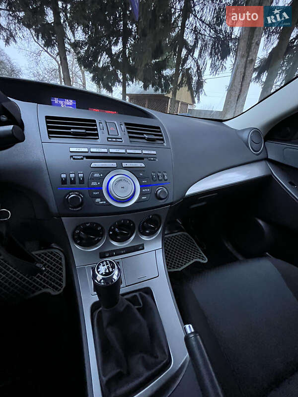 Седан Mazda 3 2009 в Ромнах