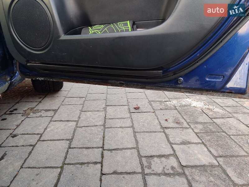 Седан Mazda 3 2004 в Долине