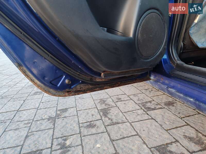 Седан Mazda 3 2004 в Долине