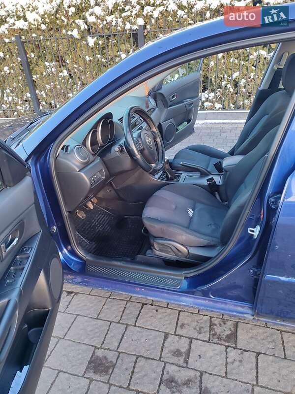 Седан Mazda 3 2004 в Долине