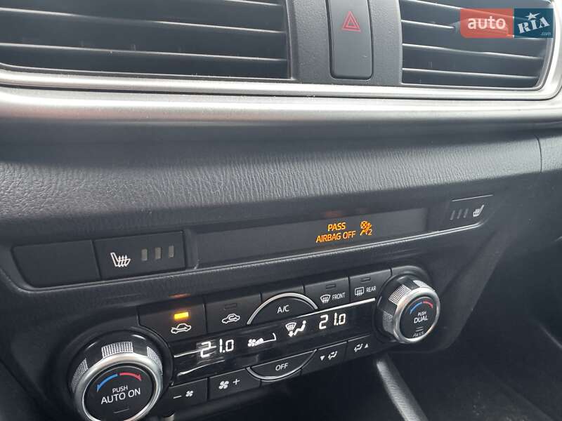 Седан Mazda 3 2016 в Киеве