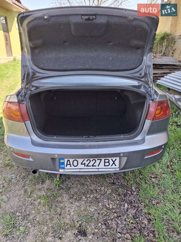 Седан Mazda 3 2004 в Ужгороде