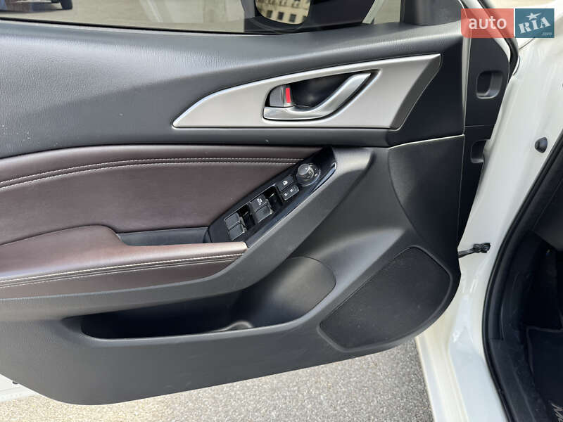 Седан Mazda 3 2018 в Днепре