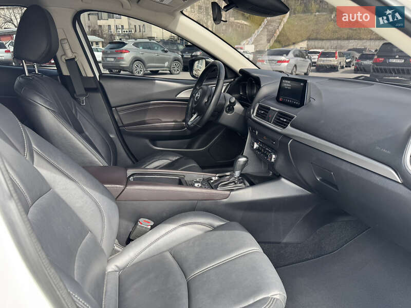 Седан Mazda 3 2018 в Днепре