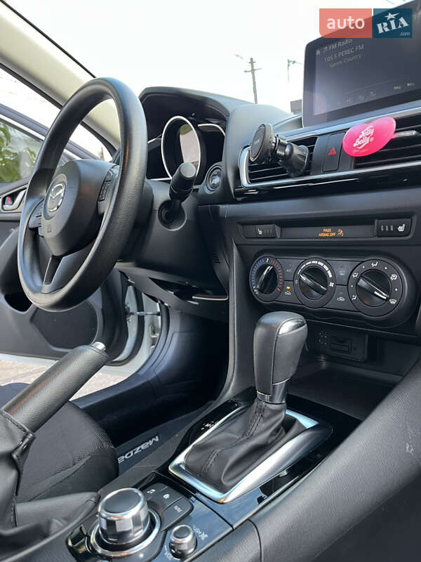 Седан Mazda 3 2015 в Василькові
