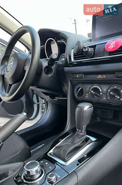 Седан Mazda 3 2015 в 
