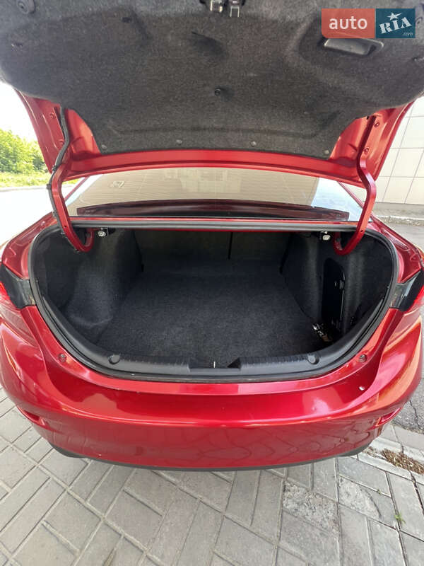 Седан Mazda 3 2015 в Прилуках