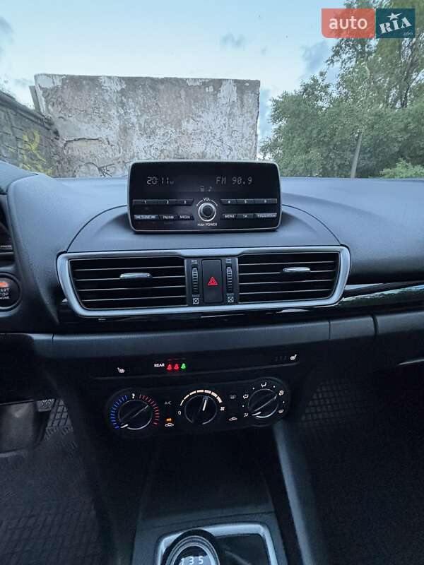 Седан Mazda 3 2015 в Днепре