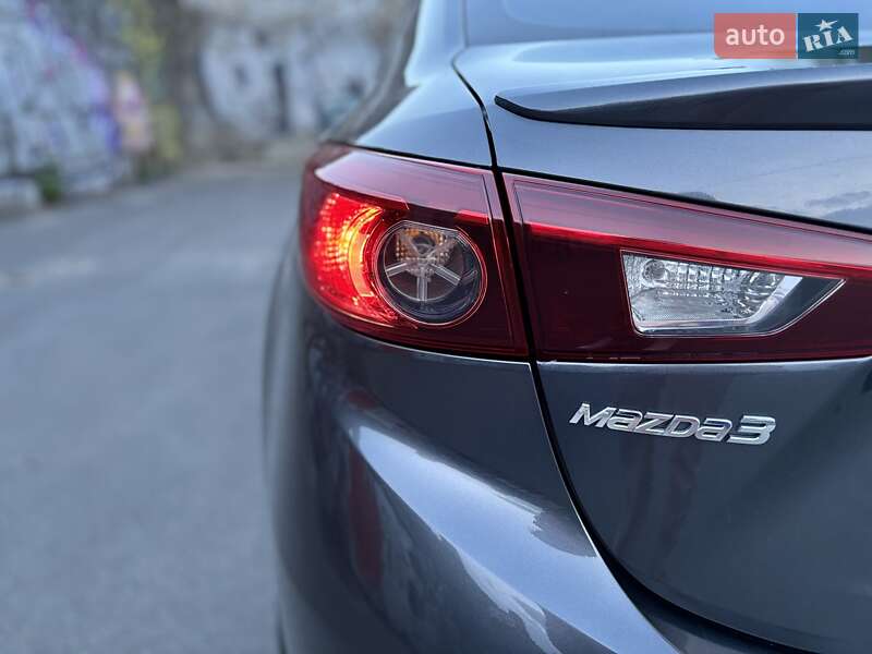 Седан Mazda 3 2015 в Днепре