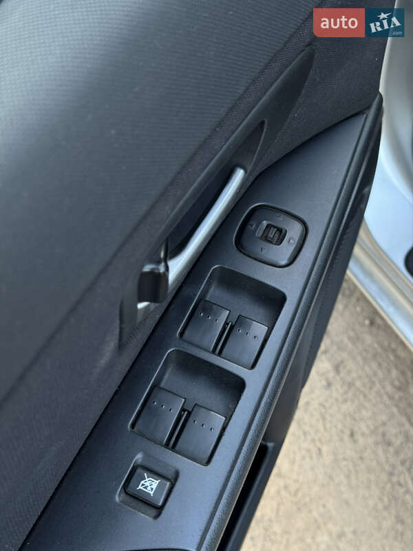 Хэтчбек Mazda 3 2003 в Славянске