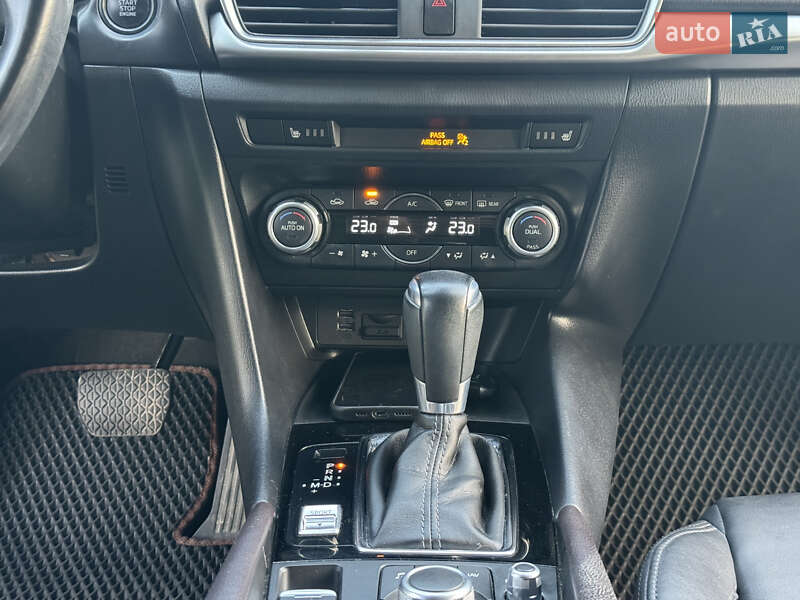 Седан Mazda 3 2017 в Киеве