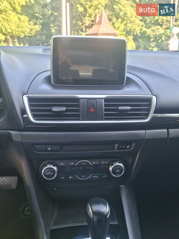 Седан Mazda 3 2013 в Чернівцях