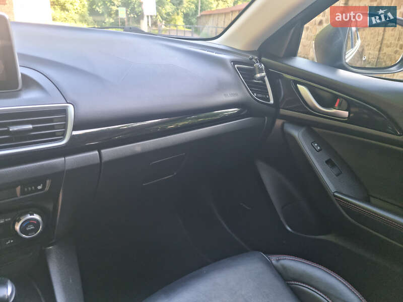 Седан Mazda 3 2013 в Чернівцях