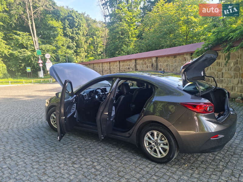 Седан Mazda 3 2013 в Чернівцях