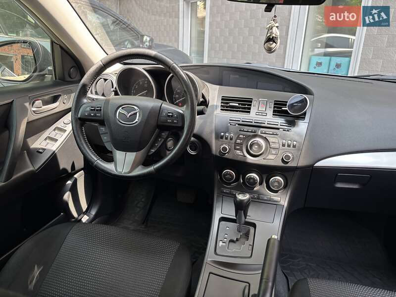 Седан Mazda 3 2013 в Днепре