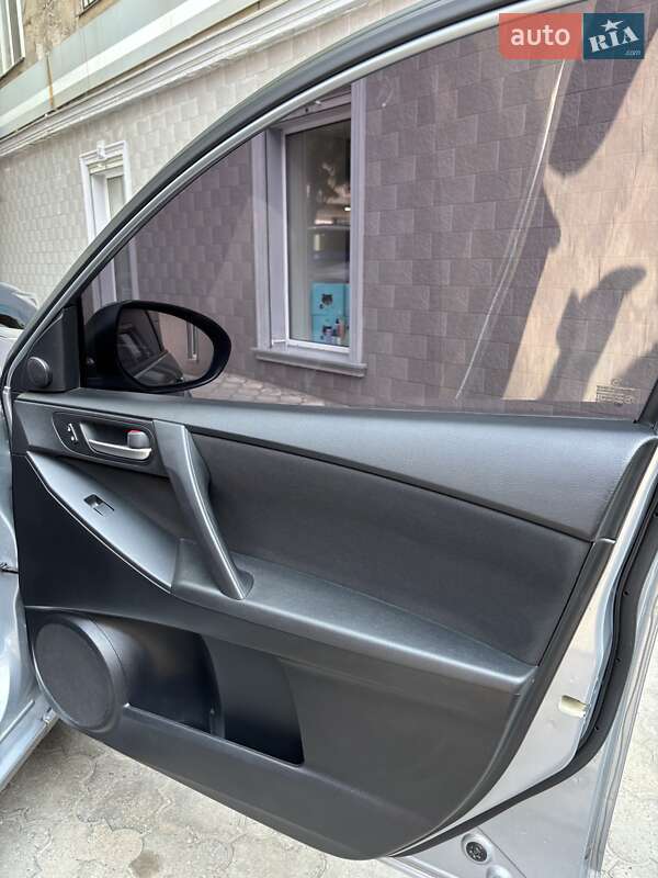 Седан Mazda 3 2013 в Днепре