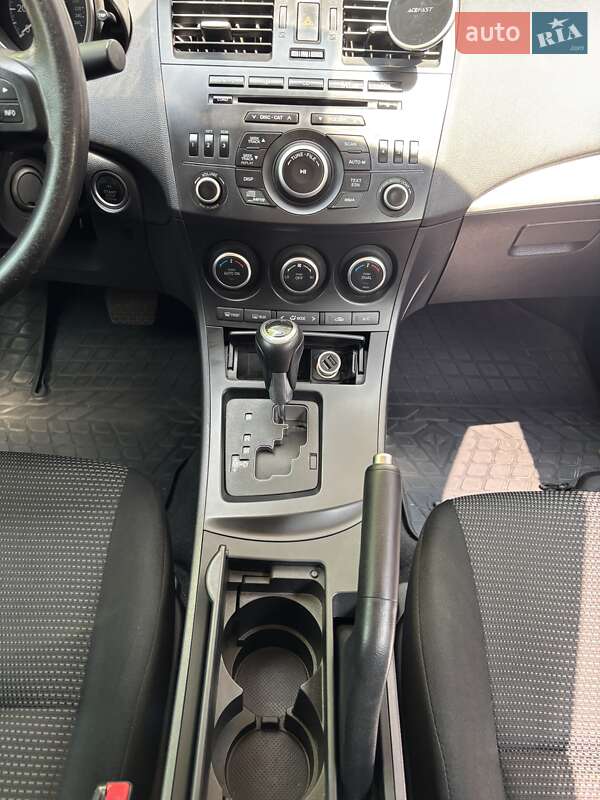 Седан Mazda 3 2013 в Днепре