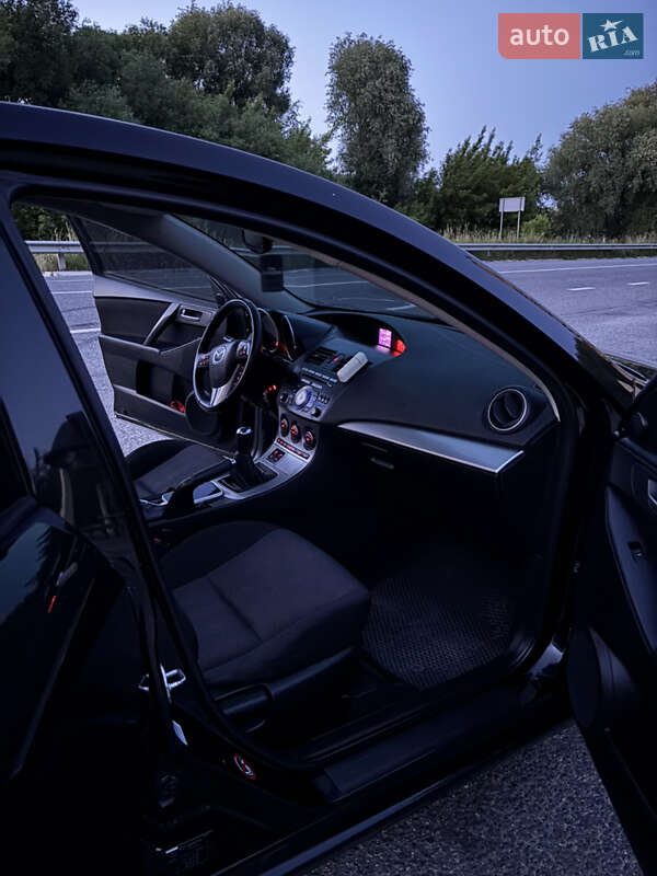 Седан Mazda 3 2009 в Волочиську