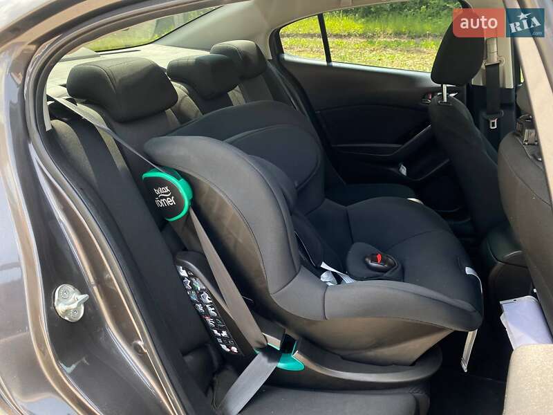Седан Mazda 3 2017 в Киеве