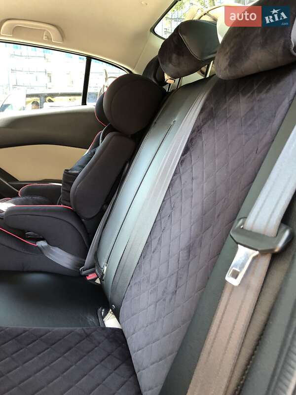 Седан Mazda 3 2014 в Днепре