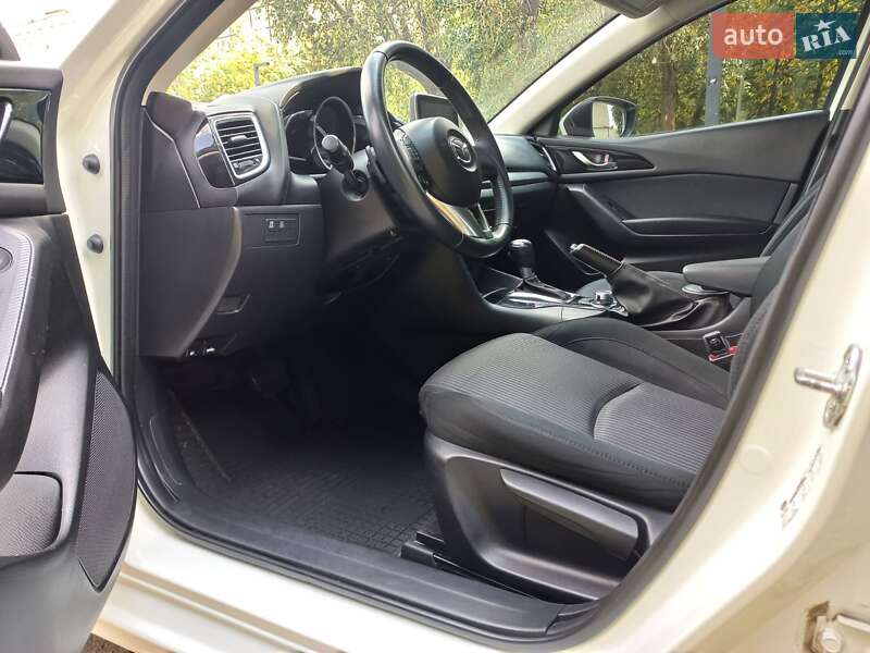 Седан Mazda 3 2016 в Днепре
