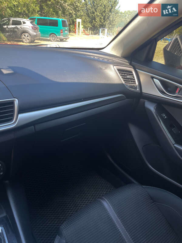 Седан Mazda 3 2016 в Днепре