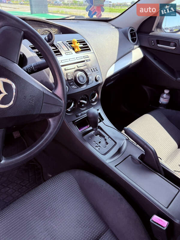 Седан Mazda 3 2012 в Ровно