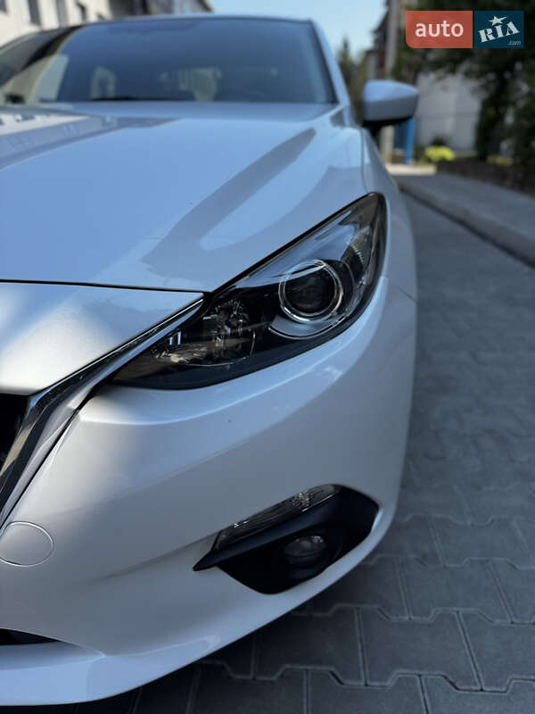 Седан Mazda 3 2015 в Ужгороде