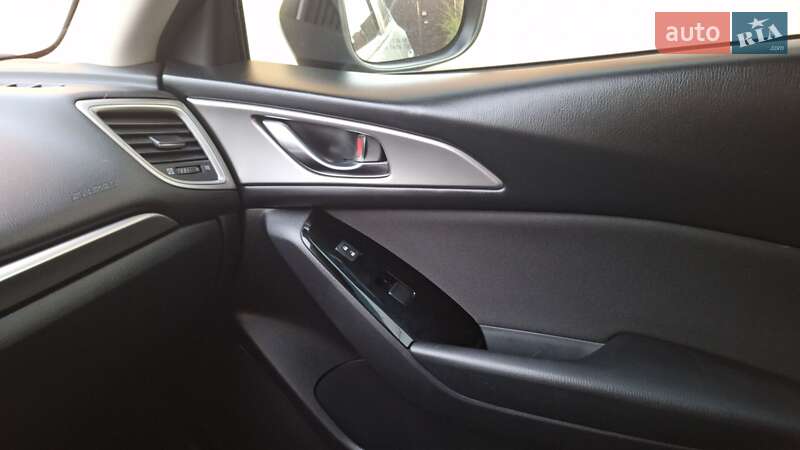 Седан Mazda 3 2016 в Днепре
