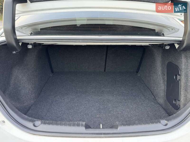 Седан Mazda 3 2016 в Киеве