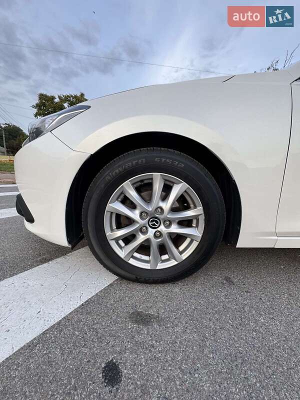 Седан Mazda 3 2016 в Киеве