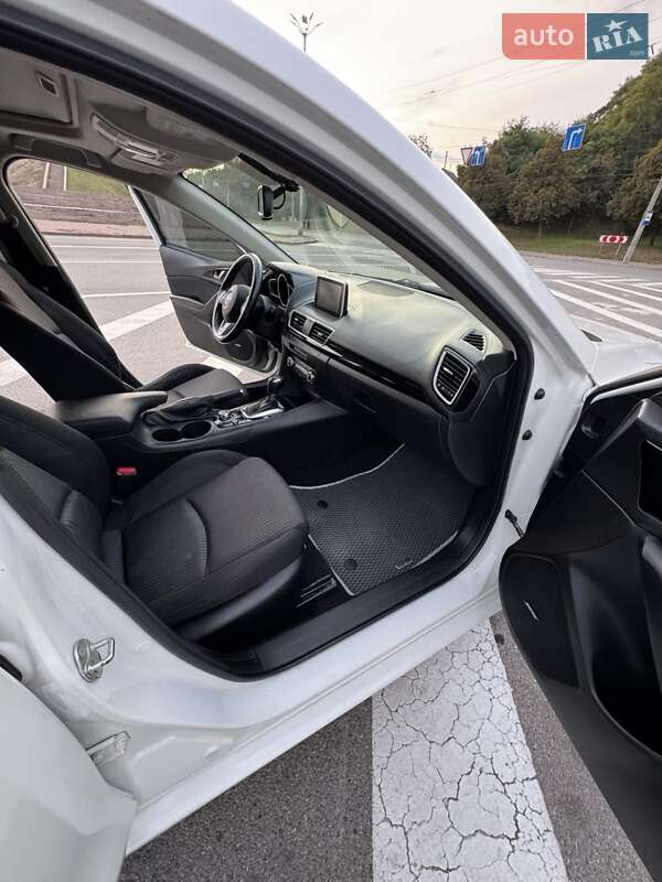 Седан Mazda 3 2016 в Киеве