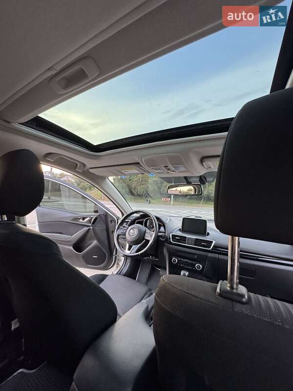 Седан Mazda 3 2016 в Киеве
