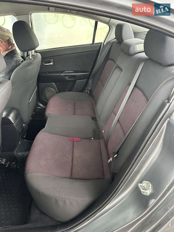 Седан Mazda 3 2004 в Коломые