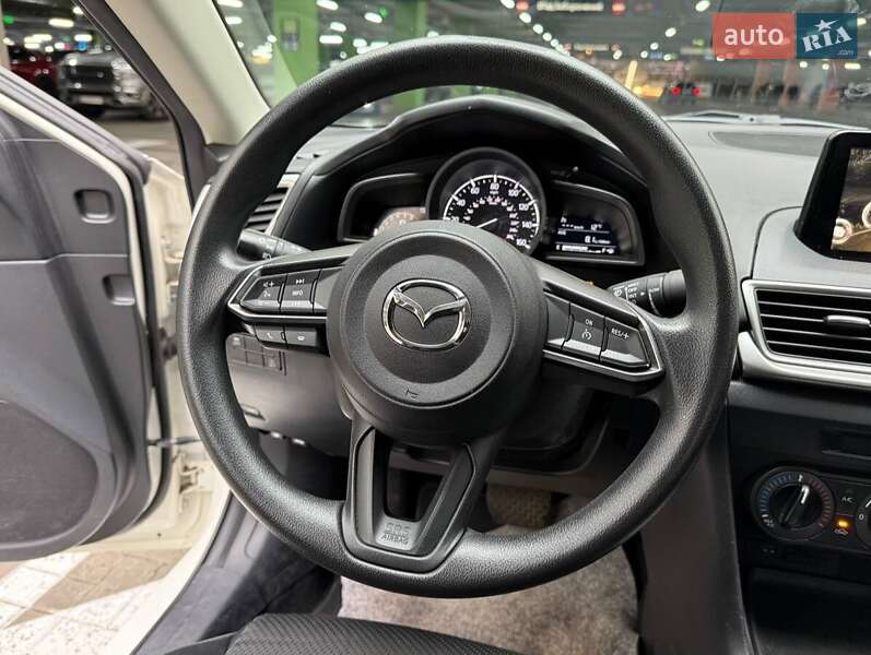 Седан Mazda 3 2017 в Киеве