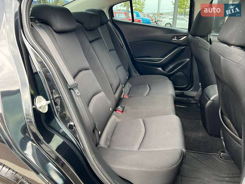 Седан Mazda 3 2016 в Киеве