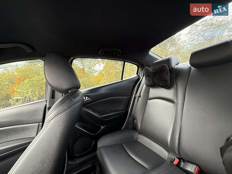 Седан Mazda 3 2016 в Ананьеве