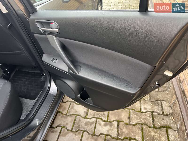 Седан Mazda 3 2011 в Луцке