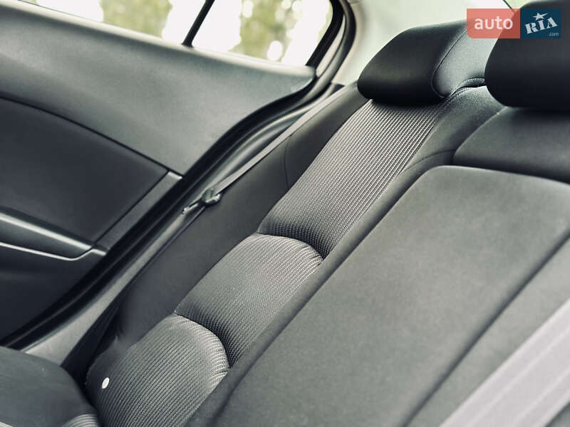 Седан Mazda 3 2014 в Кременчуці