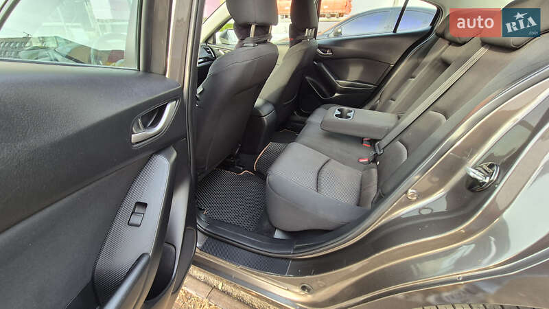 Седан Mazda 3 2016 в Киеве