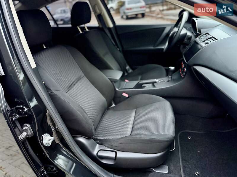 Седан Mazda 3 2013 в Дніпрі