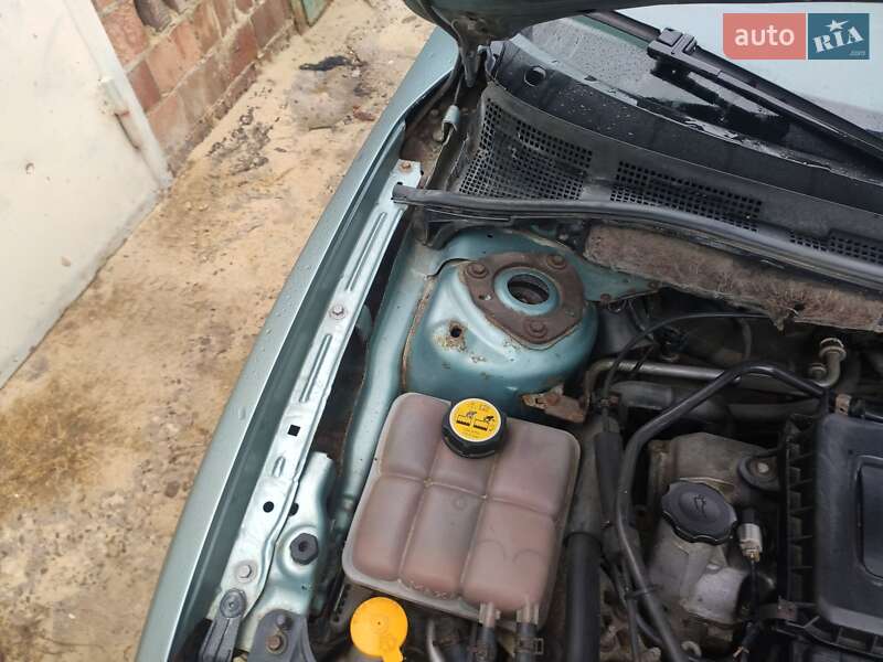 Седан Mazda 3 2004 в Черновцах