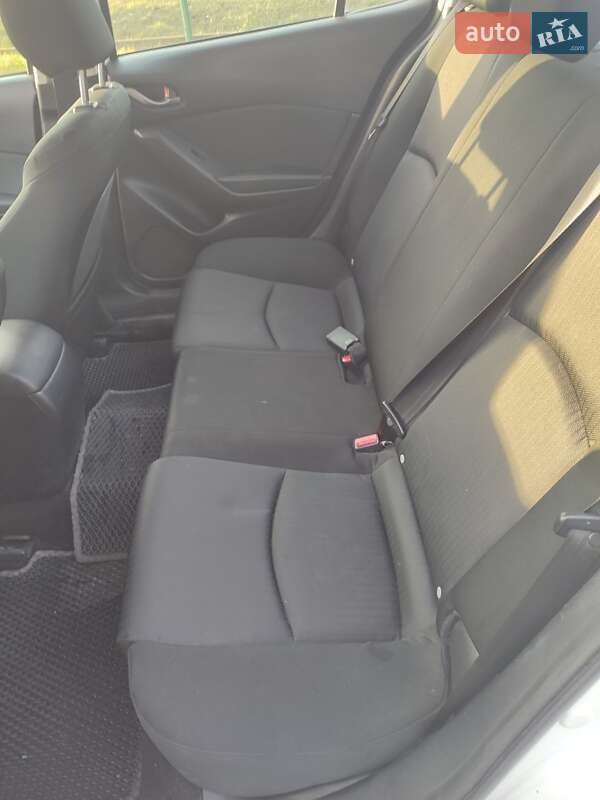 Седан Mazda 3 2014 в Звягелі
