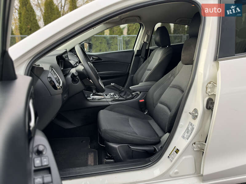 Седан Mazda 3 2016 в Смілі