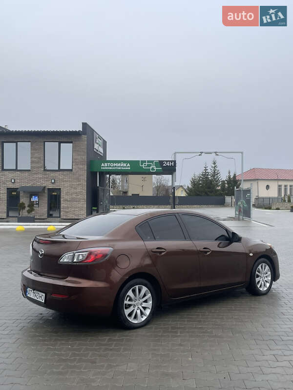 Седан Mazda 3 2011 в Волочиську