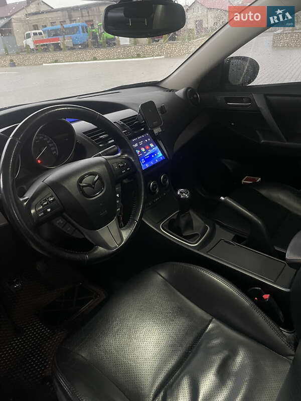 Седан Mazda 3 2011 в Волочиську