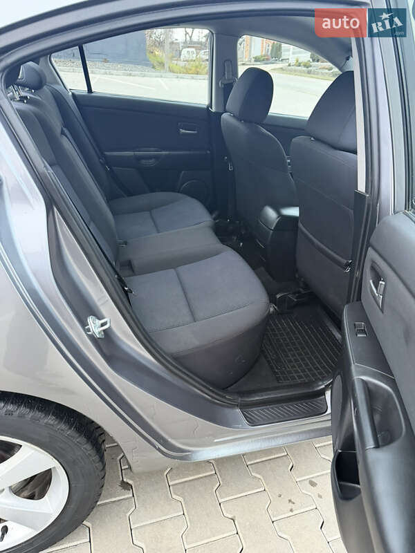 Седан Mazda 3 2005 в Чернівцях