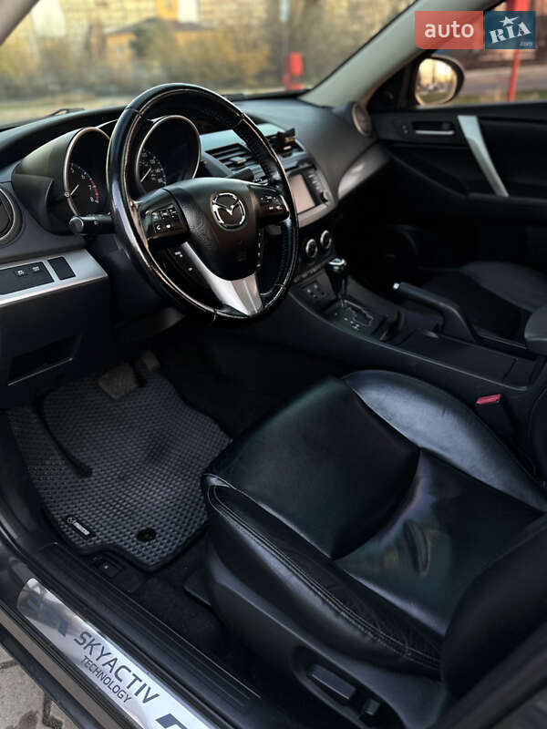 Седан Mazda 3 2013 в Дніпрі